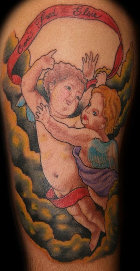 Tatuaje en color de angelitos en las nubes