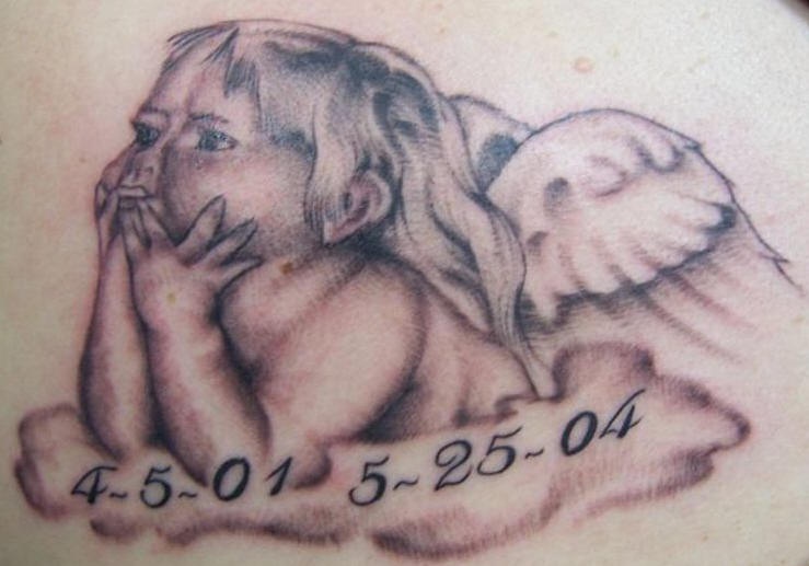 Tatuaje conmemorial de angelito pequeño