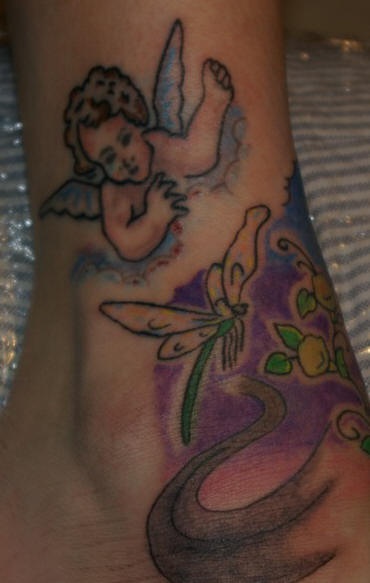 tatuaje en color de querubín con libélula