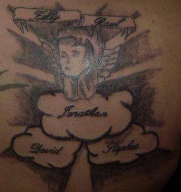 piccolo cherubino su nuvole tatuaggio