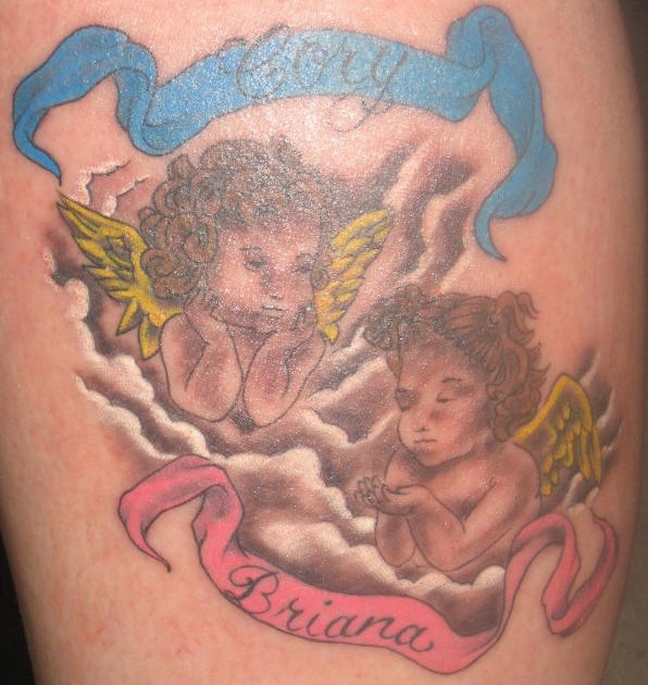 due cherubini con ali d&quotoro tatuaggio