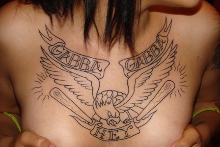 Tattoo &quotGabba Gabba Hey" mit Adler  auf der Brust