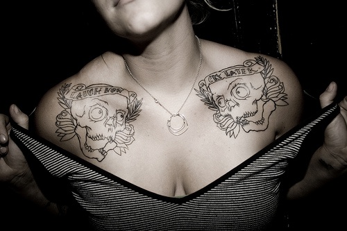Tattoo von zwei Totenköpfen auf der Brust