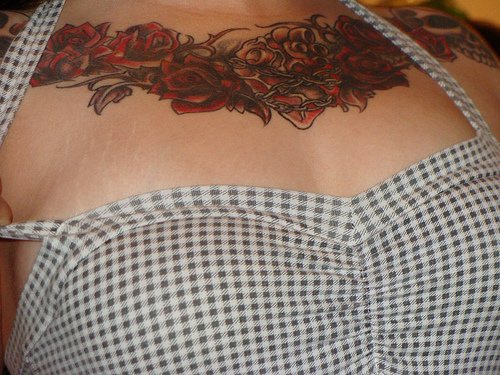 Tatuaje en el pecho, rosas rojas, retorcidas