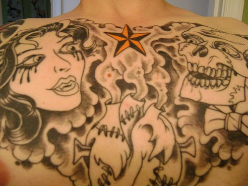 Tattoo von junger Frau und Totenkopf auf der Brust