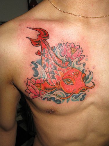 Tatuaje en el pecho, pez rojo en el agua, flor