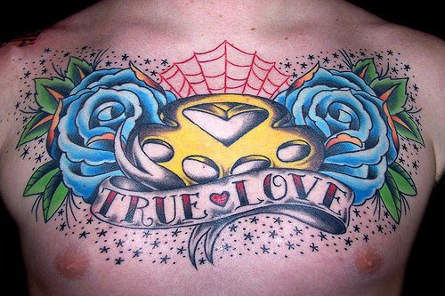 scrittura colorata &quotTrue love" tatuata sul petto