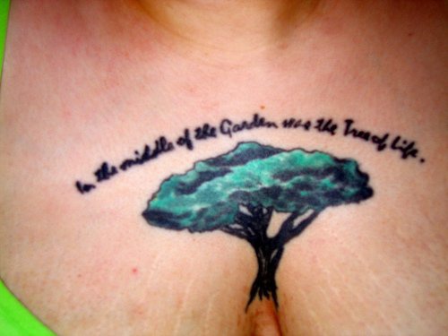 Tatuaje en el pecho, arból verde