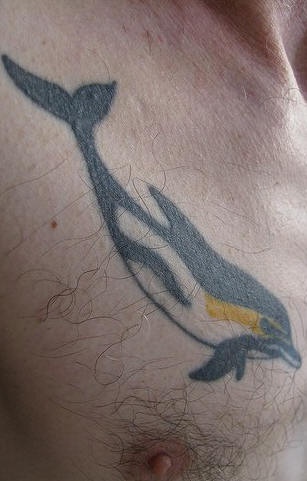 Tatuaje en el pecho, delfín