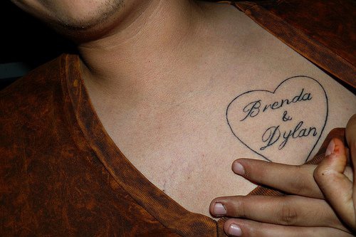 Tatuaje en el pecho, Brenda y Dylan en un corazón de contornos finos