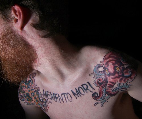 Tatuaje en el pecho, octopuses, memento mori