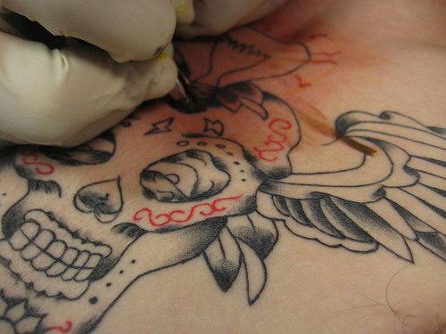 Crâne décorée tatouage sur la poitrine