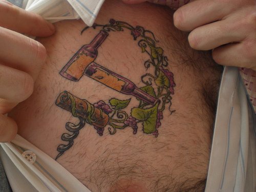 Tatuaggio cavatappi con vitigno sul petto