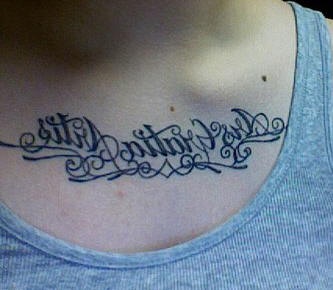 Une inscription stylisée tatouage sur la poitrine