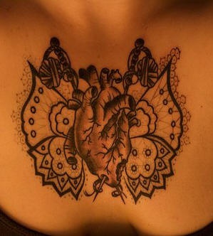 Tatuaje en el pecho, corazón con alas de mariposa