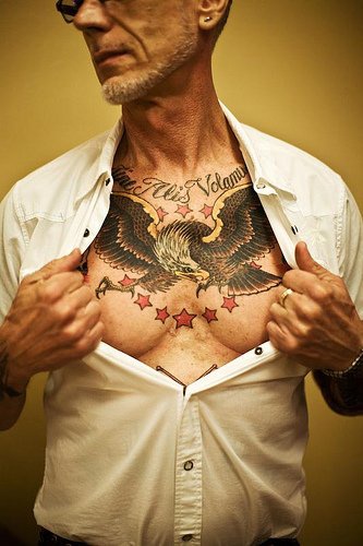 Tattoo von Adler mit roten Sternen  auf der Brust