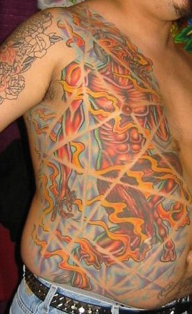 Impressionante tatuaggio colorato sul fianco: uomo nudo muscoloso