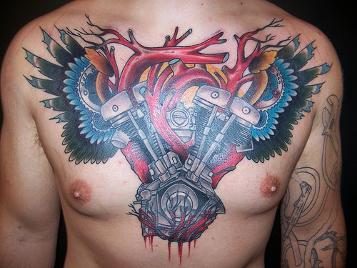 Tattoo von innerlichen Orgenen, die  als Eisendetails gestalten sind, mit Flügeln auf der Brust