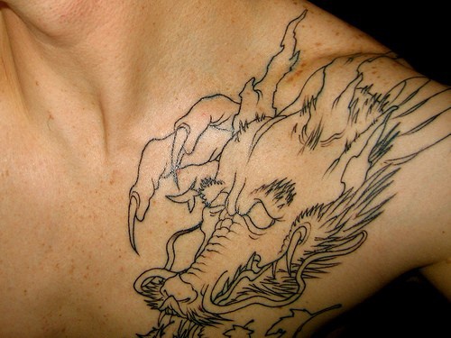 Tattoo von Hundemonster auf der Brust