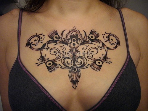 Tattoo von  Kronleuchter auf der Brust
