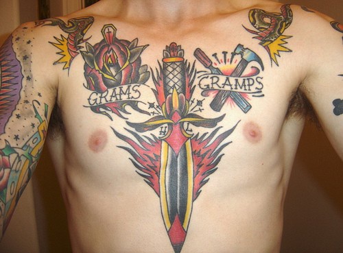 Tattoo von Schwert auf der Brust