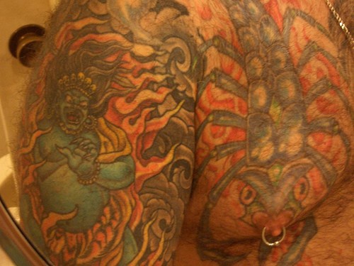 Großartiges Tattoo von bösem Seeungetüm auf der Brust