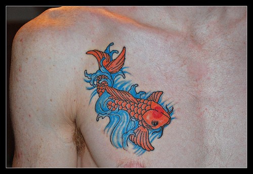 Tattoo von Fisch in Wasser auf der Brust
