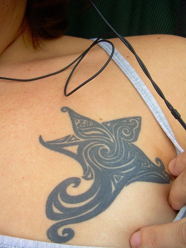 Tattoo von schön gestaltetem Stern  auf der Brust