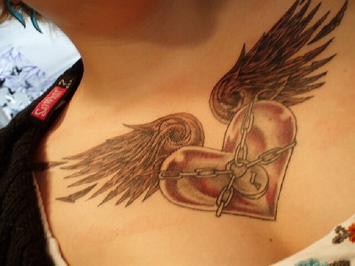Tattoo von  zuschlißenem Herzen auf der Brust