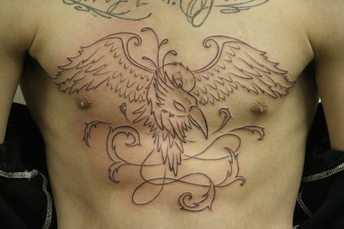 Tattoo von nichtfarbigem Adler auf der Brust