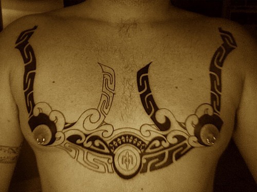 Tattoo mit weissem und schwarzem Muster auf der Brust