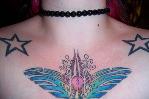 Tattoo von schön gestalteter Blume auf der Brust