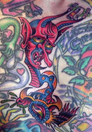 Tattoo von rotem dünem Teufel auf der Brust