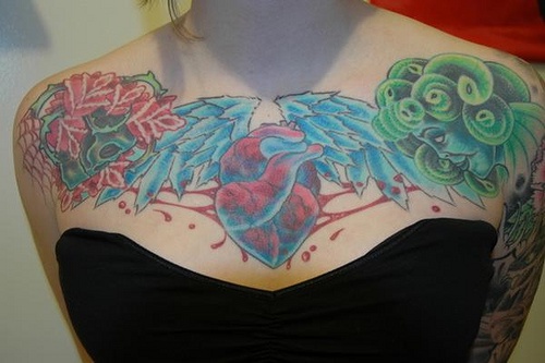 Tattoo von fantastischem Vogel auf der Brust