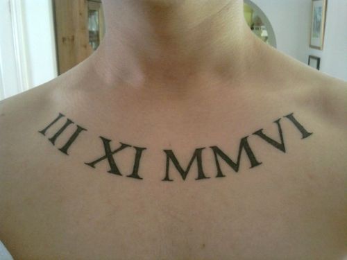 Tattoo mit römischen Zahlen   auf der Brust