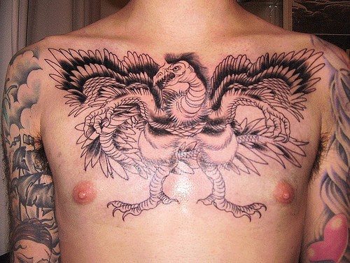 Oiseau monstrueux le tatouage sur la poitrine
