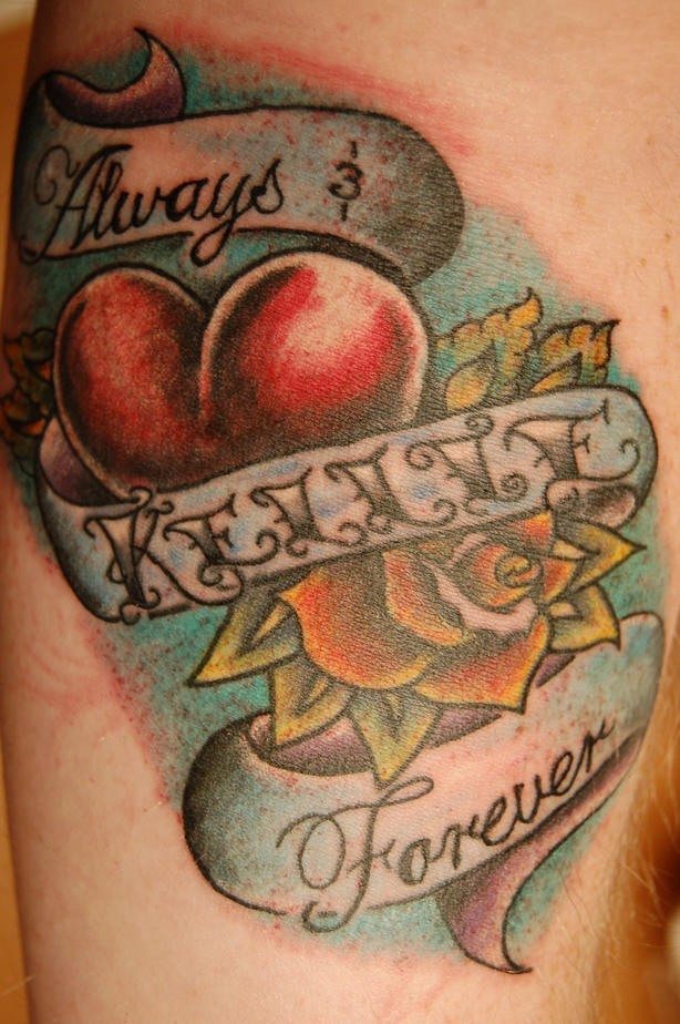 Tatuaje de nombrs de los niños, flores y corazón