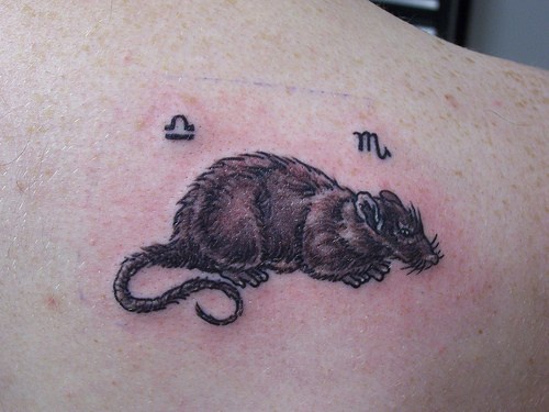 piccolo topo con simboli tatuaggio inchiostro nero