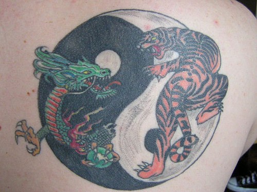 yin yang con tigre e drago tatuaggio colorato