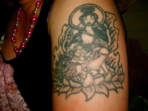 tatuaje de mujer china sentada en la flor de loto