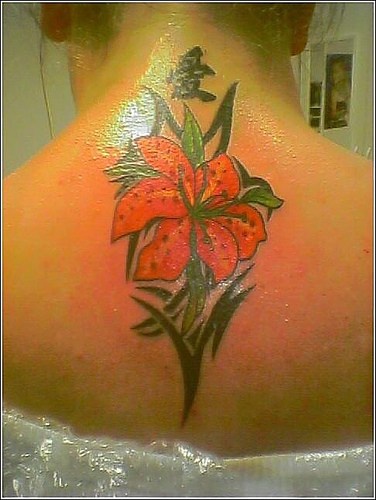 stile cinese tribale tatuaggio con fiore sulla schiena