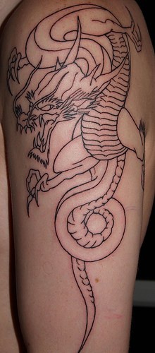 Unvollständiges Tattoo mit chinesischem fliegendem Drachen