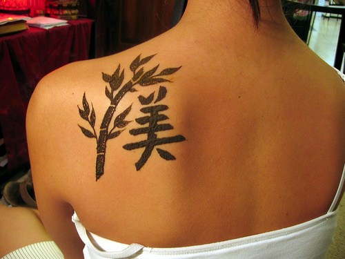 Chinesische Hieroglyphe unter Bambus-Baum Tattoo