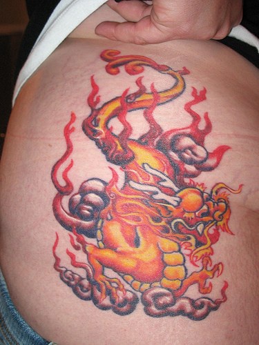 tatuaje en color de dragón chino elemental en llamas