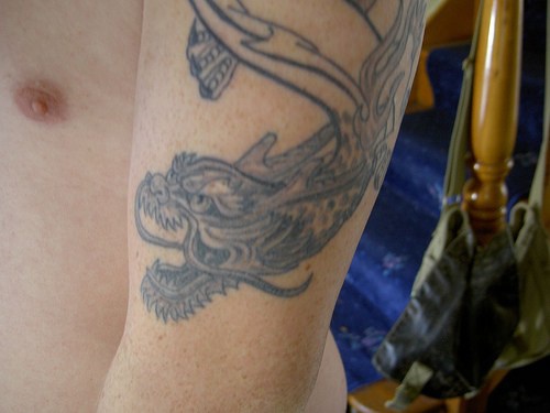 drago cinese inchiostro nero tatuaggio sul braccio
