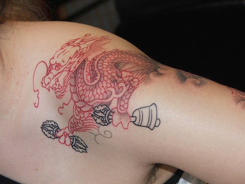 Le tatouage 3D de dragon chinois rouge se cachant dans les nouages