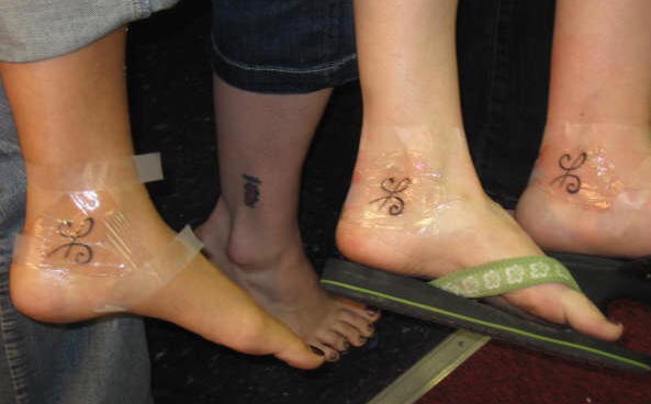 Tatuaje identico en tobillos de amigos