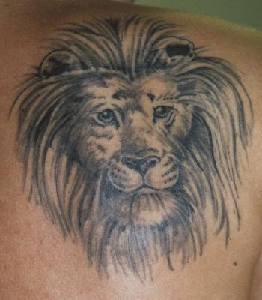 El tatuaje detallado de la cabeza de un leon triste en negro