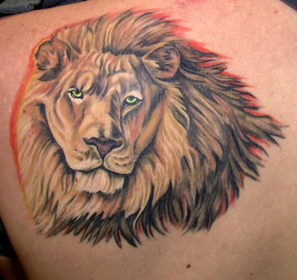 El tatuaje muy realista y detallado de la cabeza de un leon en color