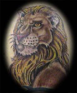 El tatuaje en color de un leon humanizado